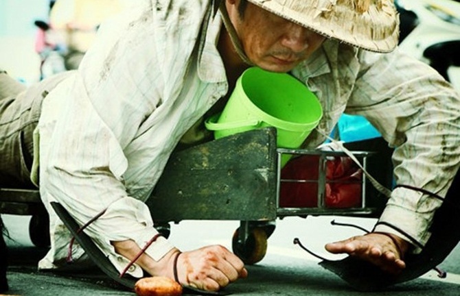 Bằng Kiều rách rưới lê lết đi ăn xin trên phố Sài Gòn