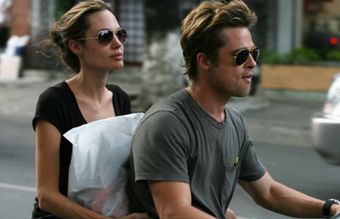 Lộ ảnh Brad và Angelina đi xe máy trên đường phố Sài Gòn