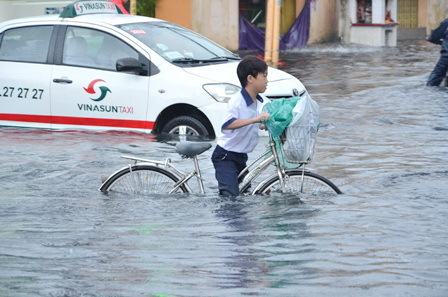Học sinh Sài Gòn bì bõm vượt 'lũ thối' tới trường