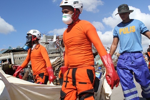 Phóng sự ảnh: Hành trình thu gom xác nạn nhân bão Haiyan