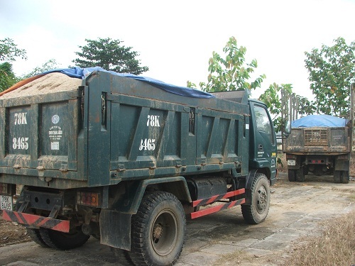 Phú Yên: Bắt giữ 4 xe ô tô tải vận chuyển cát trái phép