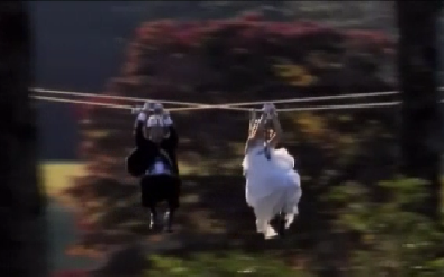 Cô dâu chú rể... đu dây vào lễ đường 