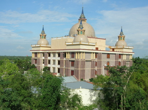 Dinh thự của đại gia Trầm Bê: Tòa nhà xấu xí nhất Việt Nam?