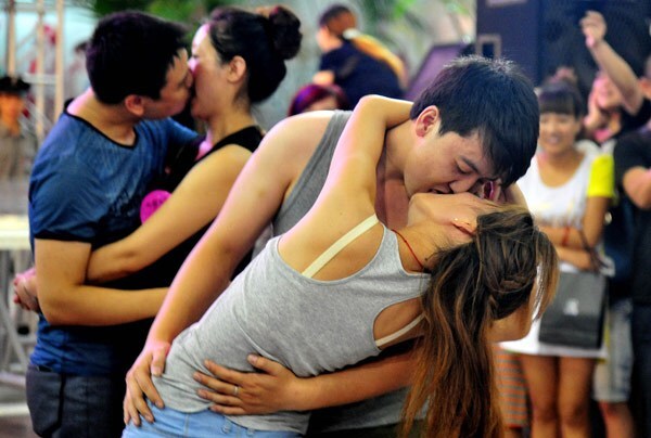 Ngày Valentine: 2/3 nam giới thích “sex” hơn nhận quà