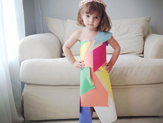 Cô bé 4 tuổi tài năng với những thiết kế thời trang bằng giấy