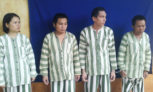 Cởi quần áo tâm sự, chàng trai sập bẫy