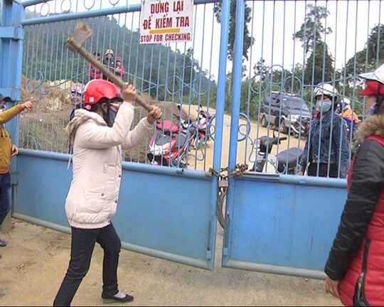 Dân vác rìu sắt bao vây công ty vàng đòi nợ