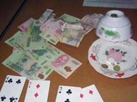 Bắt quả tang giáo viên dạy giỏi đang sát phạt trên chiếu bạc
