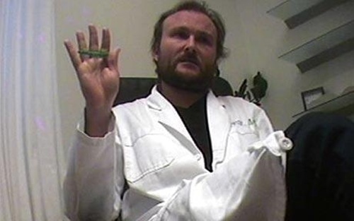 Bác sĩ thẩm mỹ 9 lần đâm thủng ruột bệnh nhân 