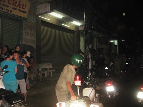 Hỗn loạn hàng trăm người dân quây tiệm vàng nghi vỡ nợ