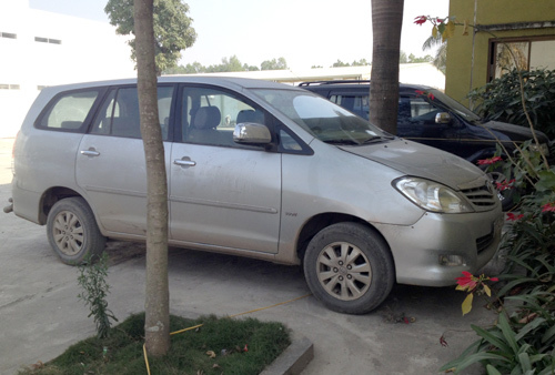 Để xe Innova giữa phố cổ Hà Nội, trộm thản nhiên lái mất