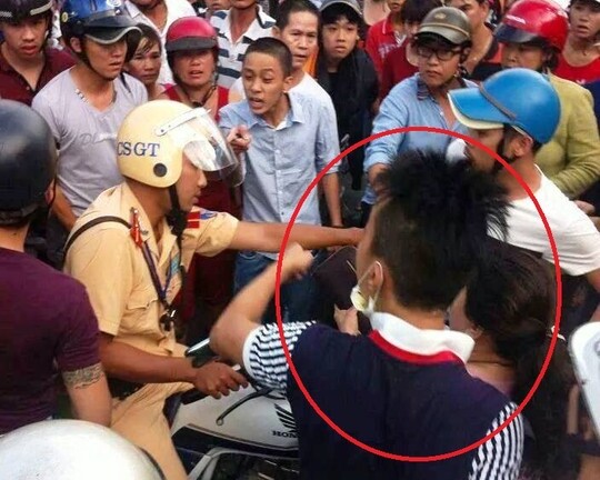 Vụ dân vây đánh CSGT: Đối tượng vi phạm cố tình chọc tức!