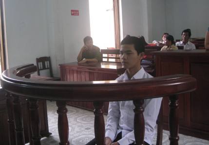 Hiếp dâm xong còn cưỡng đoạt tài sản