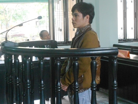 Giận vợ, ném con 4 ngày tuổi xuống đất