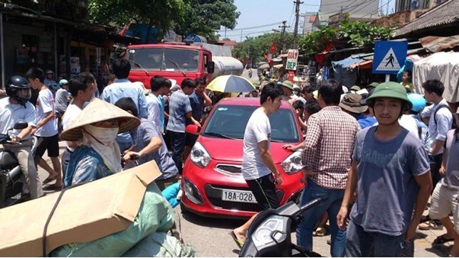 Đi xế hộp trộm cắp tài sản, bị dân xịt lốp xe quây bắt