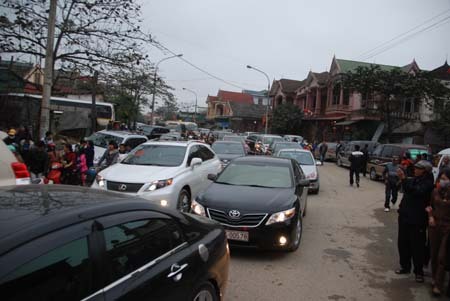 Ngắm dàn ca sỹ và xe khủng tại đám cưới “triệu đô”