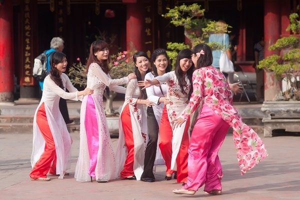 Ngắm bộ ảnh kỷ yếu tinh nghịch của nữ sinh Báo chí