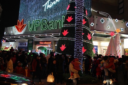 Đêm Noel, đường phố Hà thành ăm ắp ánh sáng, sắc màu