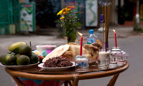 Điên đầu vì chồng đòi cúng ông Táo ngoài trời