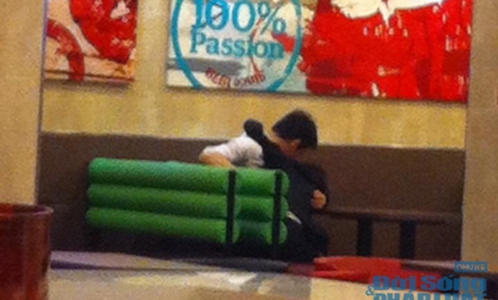 Nhức mắt cảnh cặp đôi trẻ vô tư “yêu” giữa quán ăn