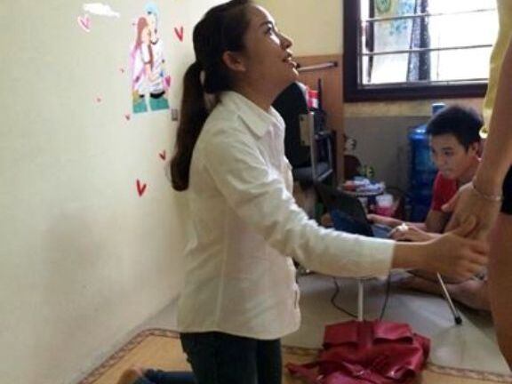 Xôn xao cô gái trẻ ăn cắp bị bắt quả tang gây bức xúc