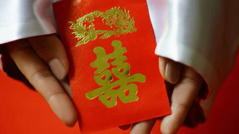 Sếp chồng mừng tuổi con 5.000 đồng, vợ bĩu môi chê ít