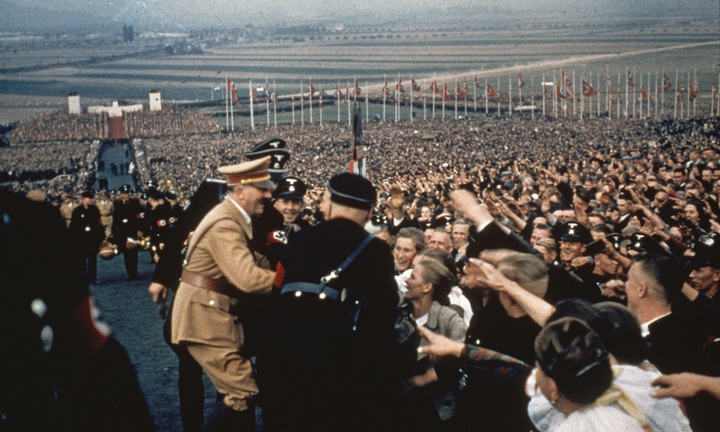 Tôn thờ Hitler: Những bức ảnh tên bạo chúa giữa đám đông