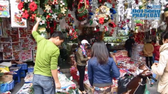Hàng trang trí Noel: Người xem nhiều hơn mua