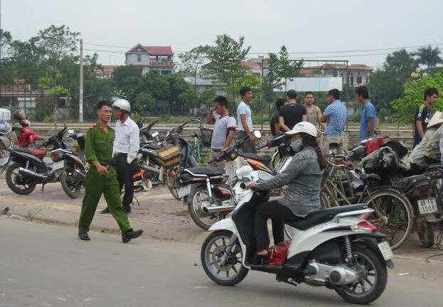 Vĩnh Phúc: Một phụ nữ lao xe máy xuống sông 