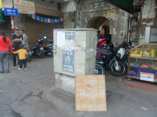 Mùng 5 Tết: Trông xe giá 