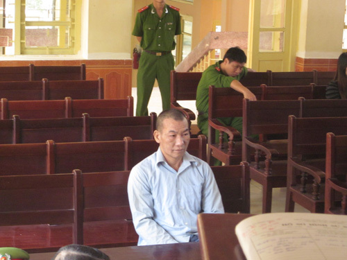 Chú hiếp dâm, thả cháu xuống giếng bịt đầu mối