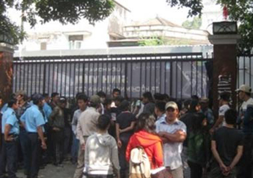 Hàng trăm người lạ bao vây, đập phá trường Đại học Hùng Vương