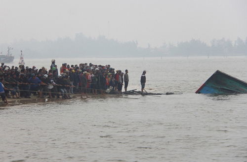Vụ chìm tàu ở Huế: Đau thương những vành khăn trắng ngày giáp Tết