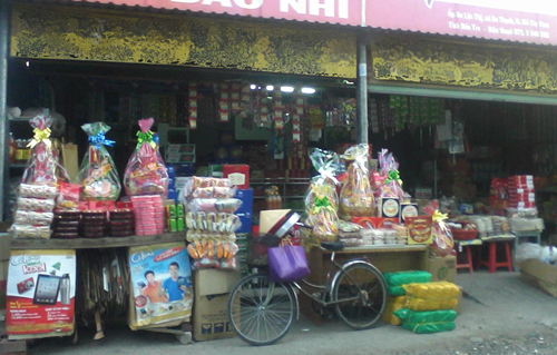 Chủ cửa hàng bán đồ tết ngồi