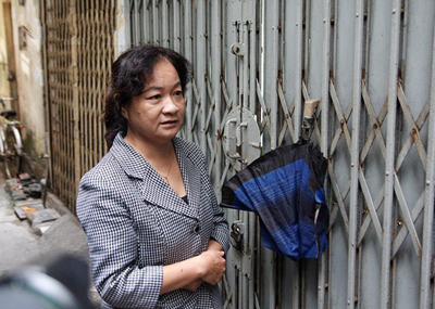 Xót xa cảnh vợ con bỏ ra ngoài ở kệ chồng bại liệt