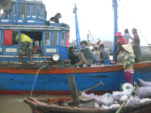 Về miền biển hỏi thăm dân 