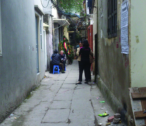 Tiếng hét rợn người của đứa con trai phát hiện mẹ thắt cổ trên tầng tum