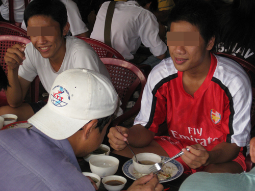 Bị pê-đê lợi dụng vì mát xa trong nhà vệ sinh quán nhậu