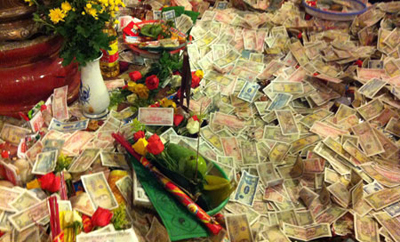 Không nên tư lợi trên sự thành tâm của phật tử