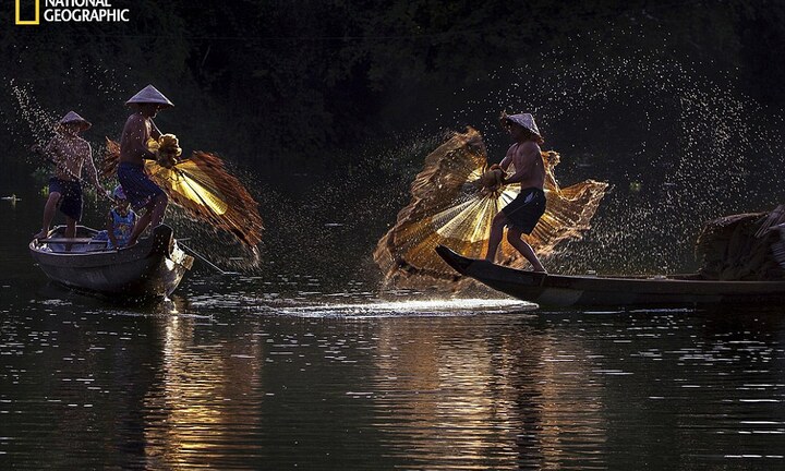 Cảnh ngư dân Việt Nam đánh cá trên tạp chí National Geographic