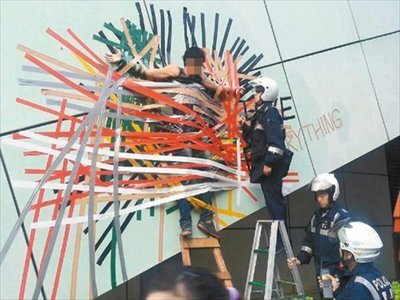 Vào sở cảnh sát vì cách bày tỏ tình yêu độc đáo với bạn gái