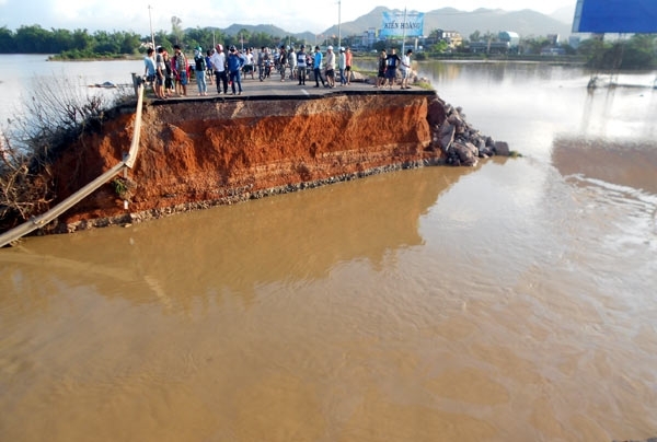 Hình ảnh lũ dữ cuốn phăng cây cầu trên Quốc lộ 1A