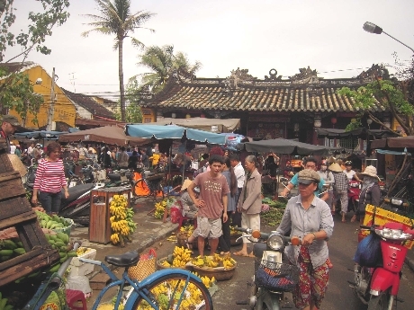 Phố cổ Hội An đông khách bất thường sau lũ