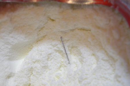 Hốt hoảng phát hiện kim dài 5 cm trong sữa bột trẻ em