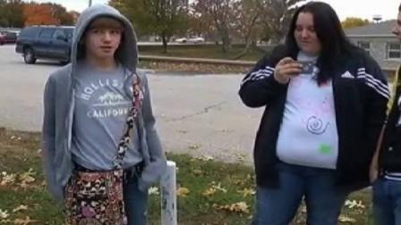 Bị đình chỉ học vì... đeo túi xách đến trường