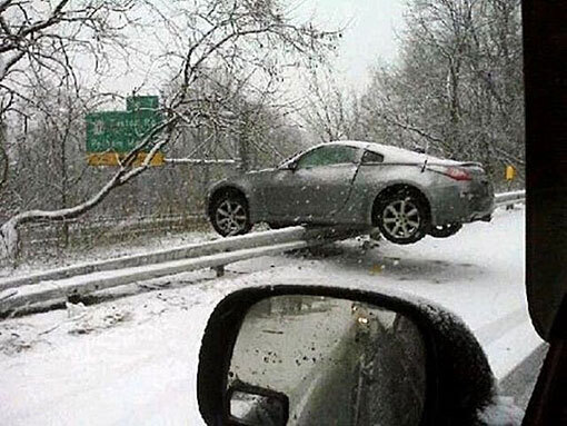 Những tai nạn hy hữu bất ngờ trên đường