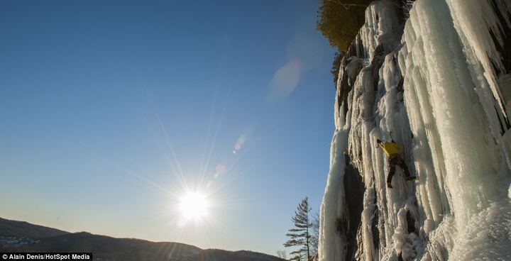 Màn leo thác nước đóng băng ngoạn mục ở Canada