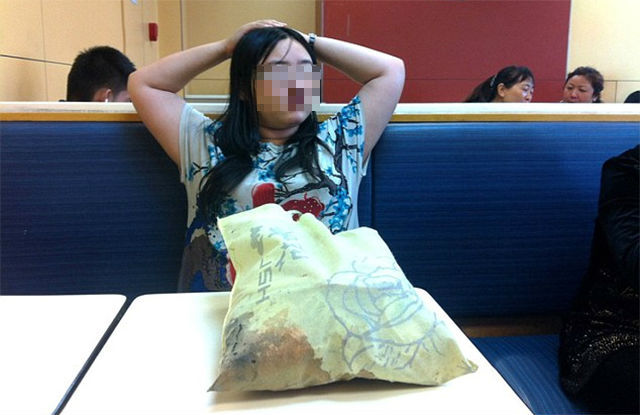 Cô gái “đóng đô” ở nhà hàng KFC cả tuần vì…thất tình