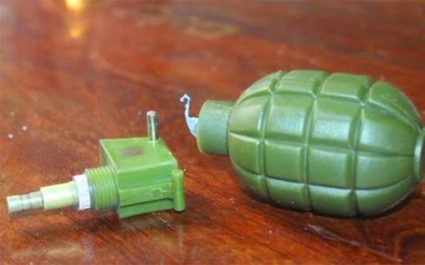 Lựu đạn nhựa phát nổ, hai em nhỏ bị thương nặng