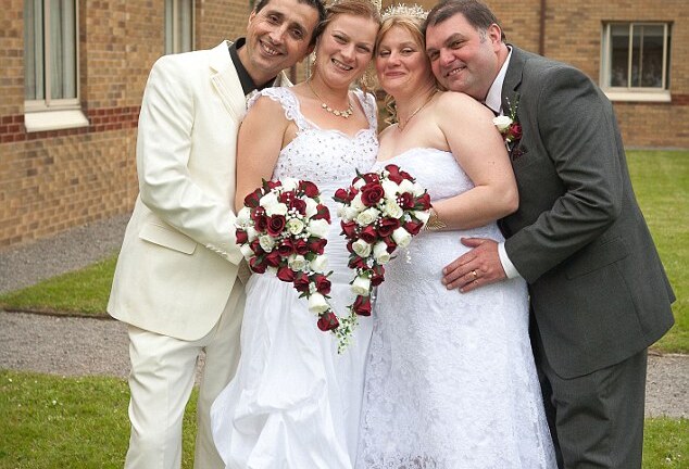 Kỳ lạ hai mẹ con tổ chức đám cưới cùng ngày